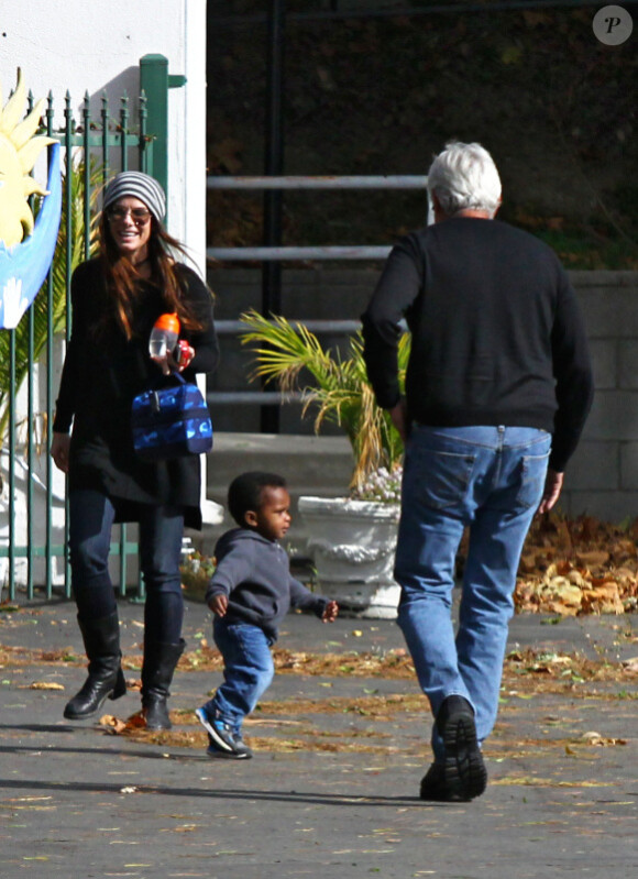 L'actrice Sandra Bullock s'amuse avec son fils Louis, à Los Angeles, le jeudi 1er décembre 2011.