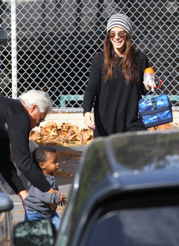 L'actrice Sandra Bullock part chercher son fils Louis à la garderie, à Los Angeles, le jeudi 1er décembre 2011.