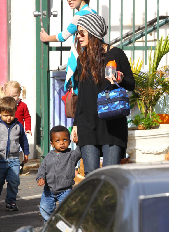 L'actrice Sandra Bullock et son fils Louis, à Los Angeles, le jeudi 1er décembre 2011.