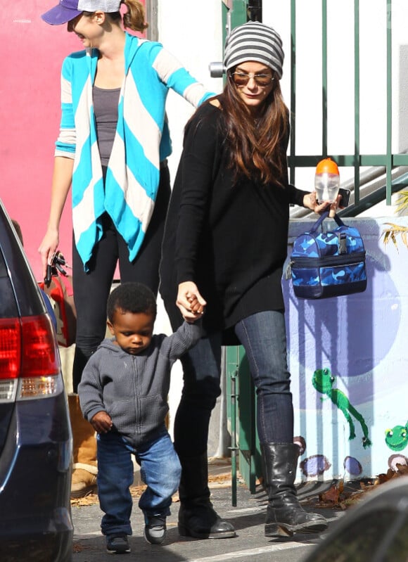 L'actrice Sandra Bullock, sereine, part chercher son fils Louis à la garderie, à Los Angeles, le jeudi 1er décembre 2011.