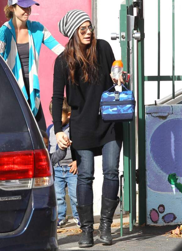 L'actrice Sandra Bullock part chercher son fils Louis à Los Angeles, le jeudi 1er décembre 2011.