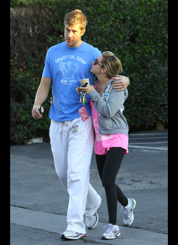 Ashley Tisdale, dans les bras de son chéri Scott Speer, le 27 novembre 2011 à Los Angeles.