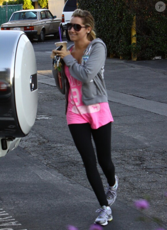 Ashley Tisdale, café à la main, le 27 novembre 2011 à Los Angeles.