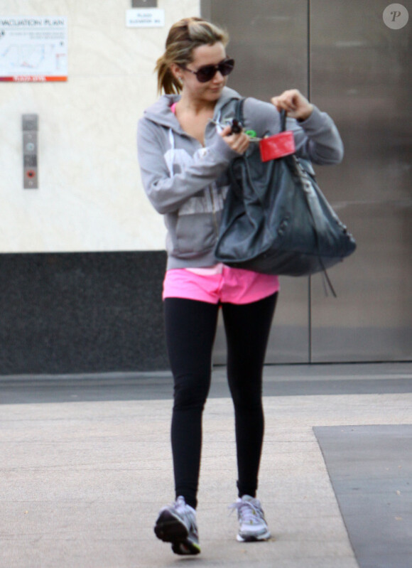 Ashley Tisdale, folle amoureuse de son chéri Scott Speer, le 27 novembre 2011 à Los Angeles.