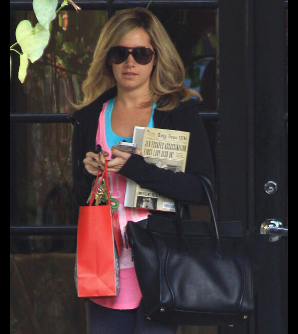Ashley Tisdale sort de son salon de coiffure préféré, à Los Angeles, le vendredi 9 décembre 2011.