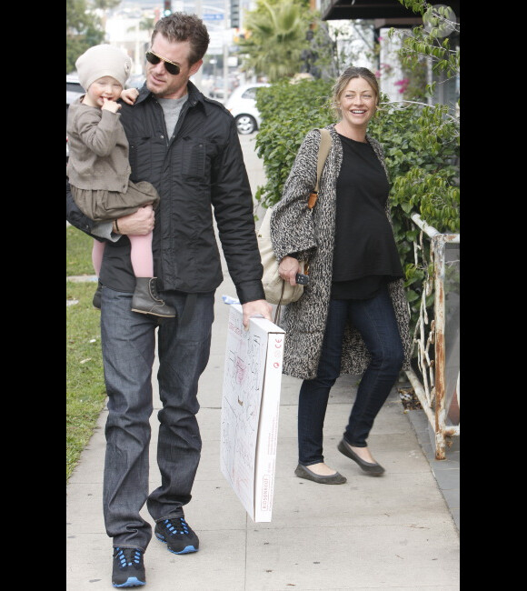 Rebecca Gayheart, Erci Dane et leur petite fille Billie lors d'une sortie dominicale le 11 décembre 2011 à Los Angeles