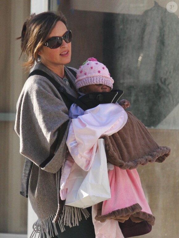 Mariska Hargitay dans les rues de New York avec sa fille Amaya. Le 11 décembre 2011