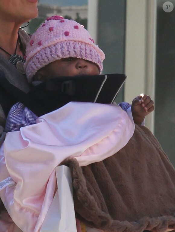 Mariska Hargitay dans les rues de New York avec sa fille Amaya. Le 11 décembre 2011