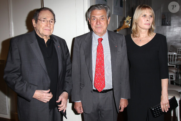 Robert Hossein, Candice Patou et le président de l'association Bernard Esambert lors de la soirée caritative de gala du festival Epsilone créations à l'occasion des vingt ans de la fondation française pour la recherche sur l'épilepsie, à Paris, le 12 décembre 2011
