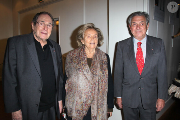 Robert Hossein, Bernadette Chirac et Bernard Esambert lors de la soirée caritative de gala du festival Epsilone créations à l'occasion des vingt ans de la fondation française pour la recherche sur l'épilepsie, à Paris, le 12 décembre 2011