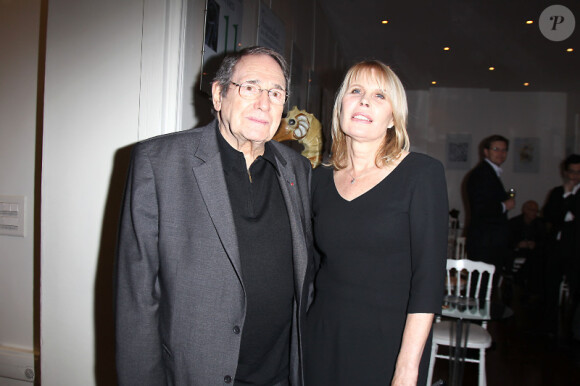 Robert Hossein et Candice Patou lors de la soirée caritative de gala du festival Epsilone créations à l'occasion des vingt ans de la fondation française pour la recherche sur l'épilepsie, à Paris, le 12 décembre 2011