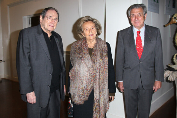 Robert Hossein, Bernadette Chirac et Bernard Esambert lors de la soirée caritative de gala du festival Epsilone créations à l'occasion des vingt ans de la fondation française pour la recherche sur l'épilepsie, à Paris, le 12 décembre 2011