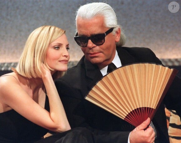 Nadja Auermann avec Karl Lagerfeld en 1997