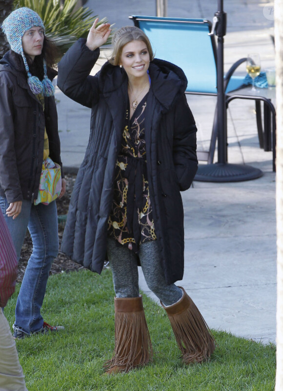 AnnaLynne McCord habillée sur le tournage de 90210 à Los Angeles, le 13 décembre 2011