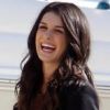 Shenae Grimes en plein fou rire sur le tournage de 90210 à Los Angeles le 13 décembre 2011