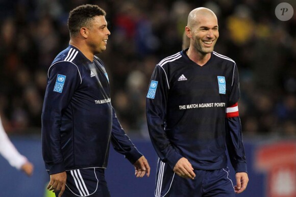 Le 9e Match contre la Pauvreté a vu l'équipe de stars des ambassadeurs du PNUD Zinedine Zidane et Ronaldo vaincre une sélection All-Star du HSV Hambourg 5 à 4, le 13 décembre 2011.