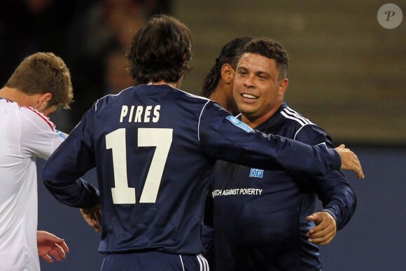 Robert Pirès participait au 9e Match contre la Pauvreté, qui a vu l'équipe de stars des ambassadeurs du PNUD Zinedine Zidane et Ronaldo vaincre une sélection All-Star du HSV Hambourg 5 à 4, le 13 décembre 2011.