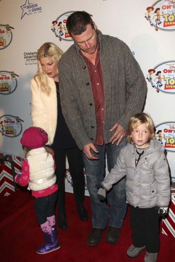 Tori Spelling en famille, avec son mari Dean McDermott et leurs enfants lors de l'avant-première de Disney on Ice : Toy Story 3, à Los Angles le 14 décembre 2011