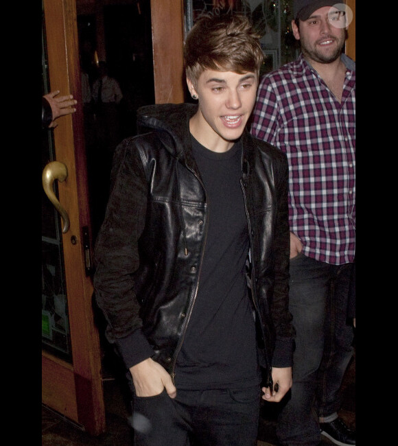 Justin Bieber quitte un restaurant de Los Angeles, le mercredi 14 décembre 2011.