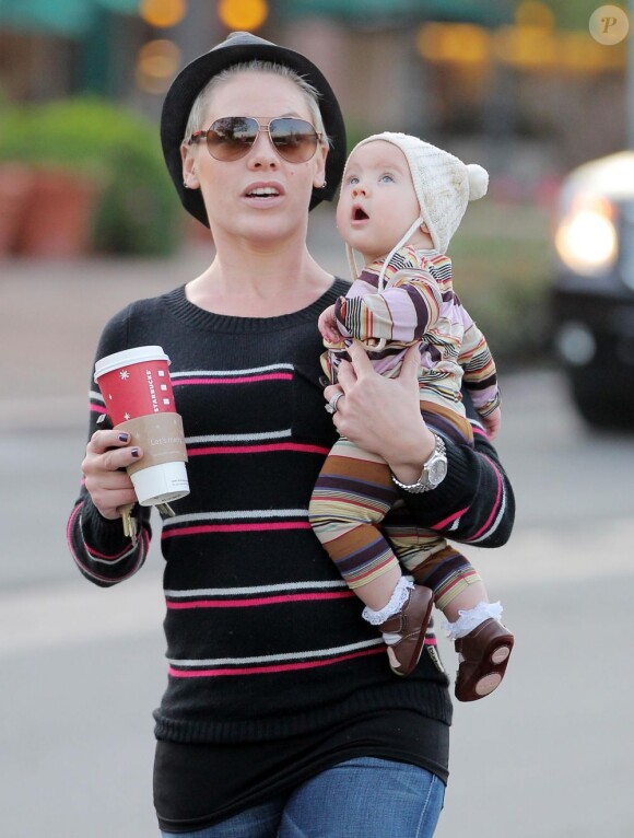 Pink surprend sa fille Willow, à Malibu le 14 décembre 2011