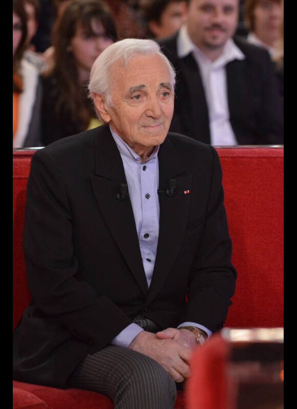 Charles Aznavour lors de l'enregistrement de Vivement Dimanche (spécial Gilbert Bécaud) au Studio Gabriel à Paris le 14 décembre 2011 - émission diffusée le 18 décembre 2011 