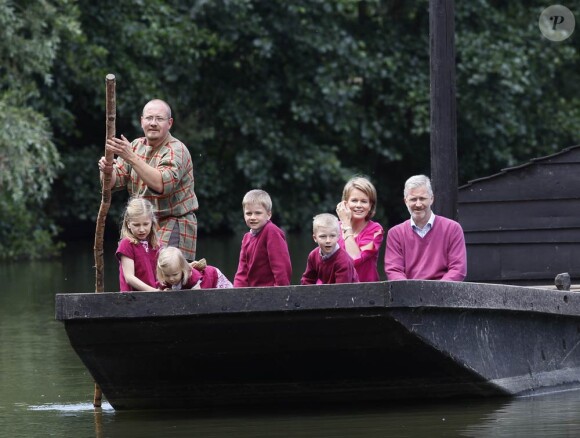 Le prince Philippe, la princesse Mathilde et leurs enfants en visite dans le Hainaut en juillet 2011.