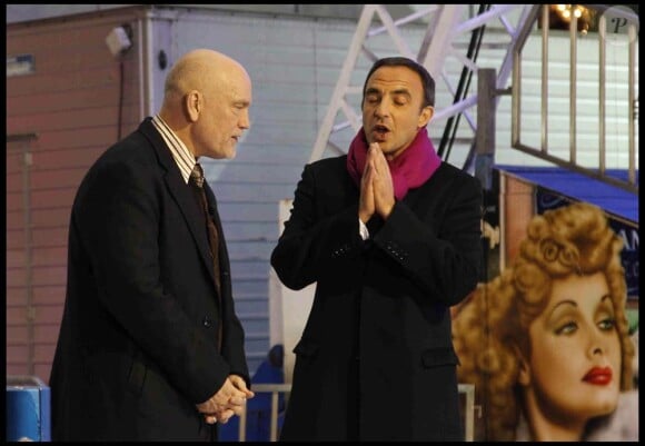 Nikos Aliagas et John Malkovich qui a participé à l'enregistrement de l'émission diffusée le 1er Janvier. A Paris, le 15 décembre 2011.