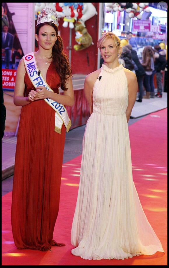 Miss France 2011 Delphine Wespiser et Lorie pour l'inauguration de Jours de fêtes au Grand Palais, à Paris, le 15 décembre 2011.