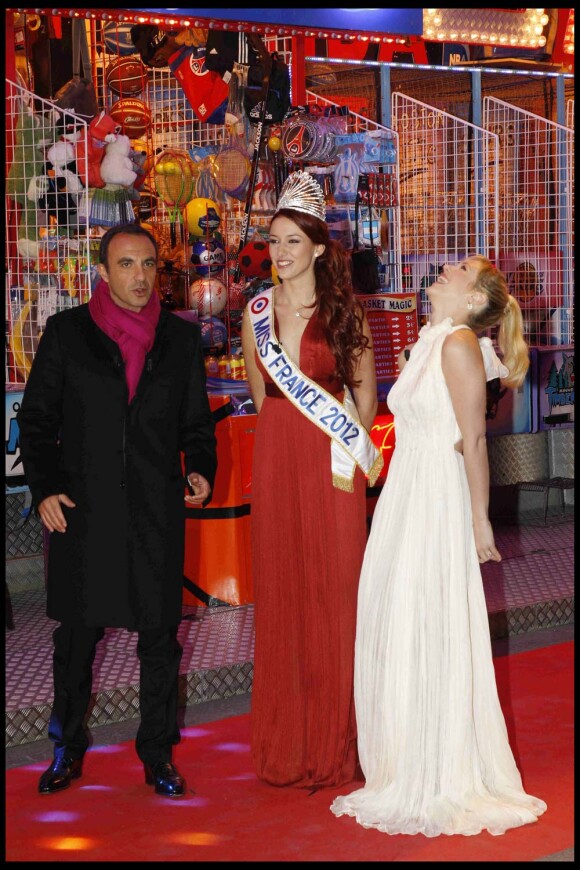 Nikos Aliagas, Delphine Wespiser et Lorie hilare pour l'inauguration de Jours de fêtes au Grand Palais, à Paris, le 15 décembre 2011.
