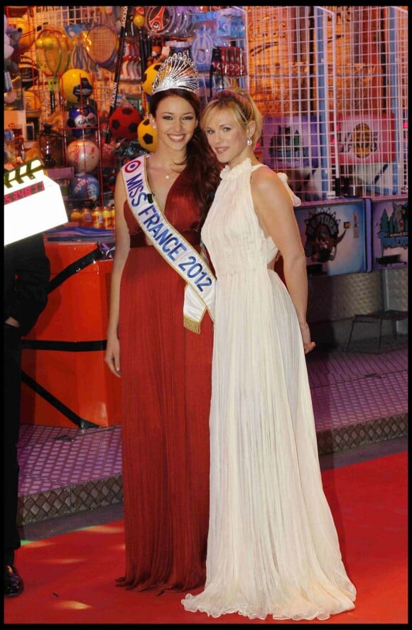 Miss France 2011 Delphine Wespiser et Lorie pour l'inauguration de Jours de fêtes au Grand Palais, à Paris, le 15 décembre 2011.