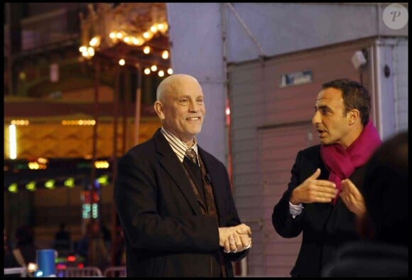 Nikos Aliagas et John Malkovich au Grand Palais pour l'enregistrement de l'émission diffusée le 1er janvier sur TF1. A Paris, le 15 décembre 2011.