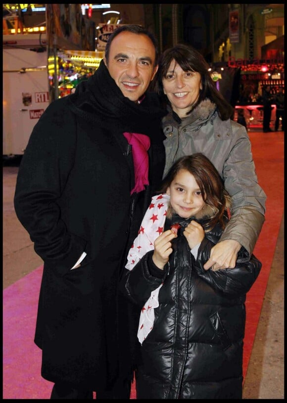 Nikos Aliagas, la productrice Anne Marcasus et sa fille pour l'inauguration de Jours de fêtes au Grand Palais, à Paris, le 15 décembre 2011.