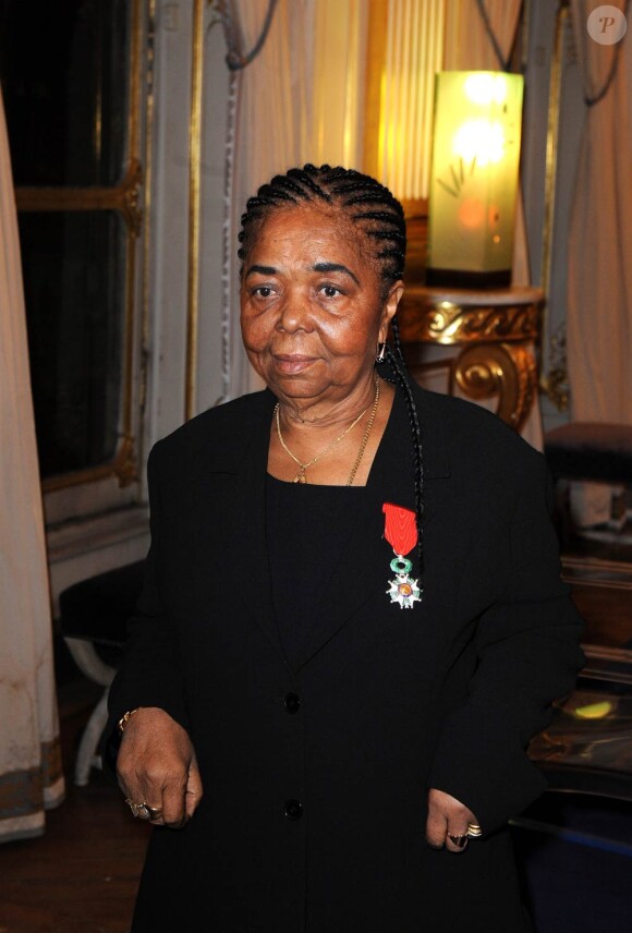 Cesaria Evora, chanteuse cap-verdienne, lors de sa remise de la légion d'honneur en 2009.