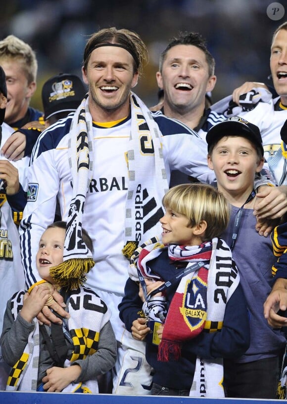 David Beckham entouré de ses fils - Brooklyn, Cruz et Romeo - lors de sa victoire du championnat des États-Unis, à Los Angeles, le 20 novembre 2011.