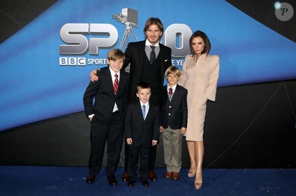 David et Victoria Beckham entourés de leurs fils - Brooklyn, Cruz et Romeo - à Birmingham, le 19 décembre 2010.
