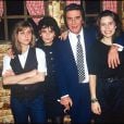 Gilbert Bécaud et trois de ses filles, Anne, Jennifer, Emily, en 1990. 
