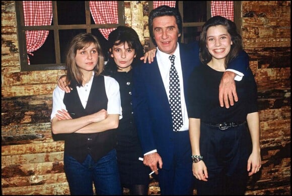 Gilbert Bécaud et trois de ses filles, Anne, Jennifer, Emily, en 1990.