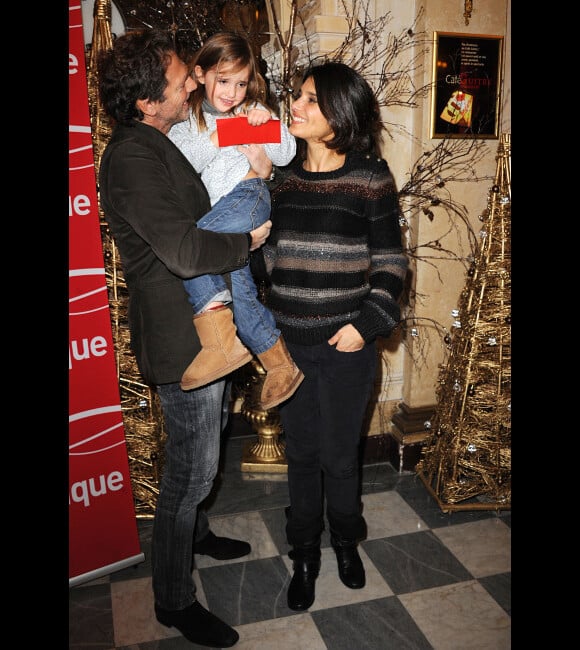 Stéphane Freiss et toute sa petite famille : sa femme et leur fille Bianca, à la première du Théâtre Edouard VII, à Paris, le 19 décembre 2011