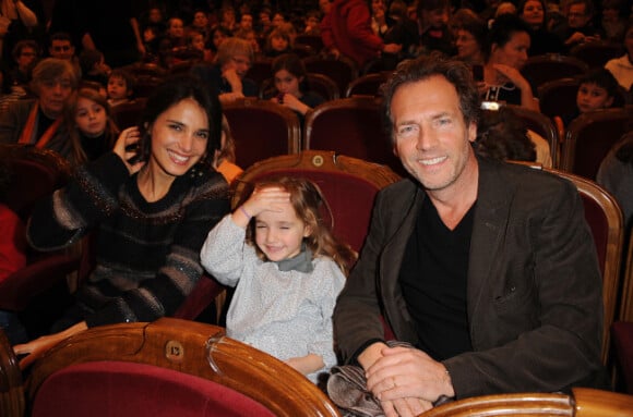 Stéphane Freiss, sa femme et leur fille Bianca, à la première du Théâtre Edouard VII, à Paris, le 19 décembre 2011