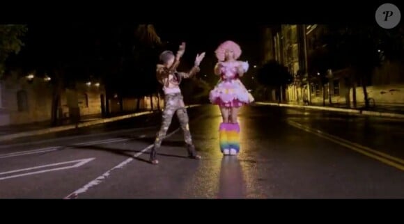Image extraite du clip Fireball réalisé par Hype Williams pour Willow Smith et Nicki Minaj, décembre 2011.