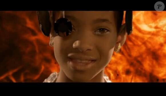 Image extraite du clip Fireball pour Willow Smith et Nicki Minaj, décembre 2011.