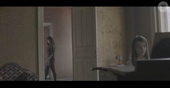 Marie-Mai dans le clip de son single Comme Avant (décembre 2011), extrait de son troisième album, Version 3.0.