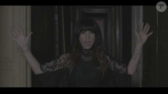 Marie-Mai dans le clip de son single Comme Avant (décembre 2011), extrait de son troisième album, Version 3.0.