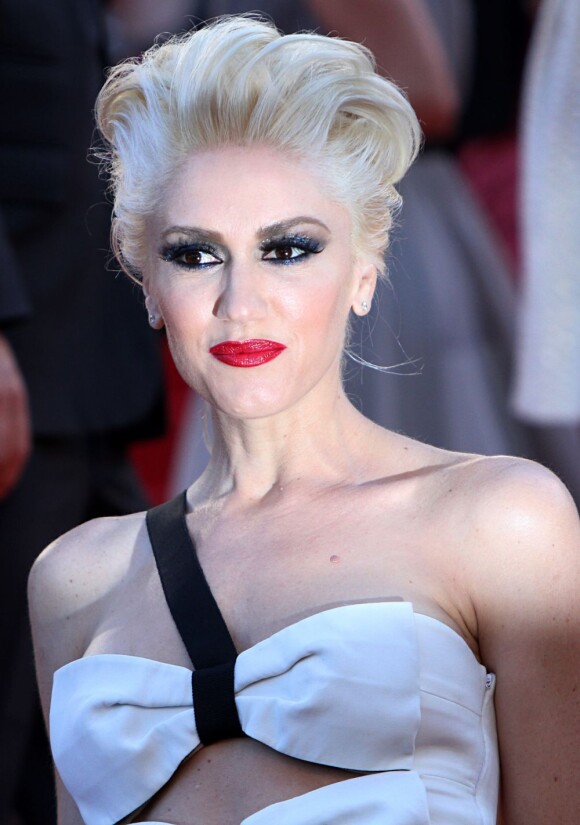 On suit Gwen Stefani et on ose le smoky associé à la bouche rouge. Pour le réveillon 2011, on se lâche !
