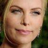 Charlize Theron : paupières scintillantes, bouche nude, visage mis en lumière par une poudre illuminatrice, la blonde actrice est plus glamour que jamais