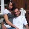 Julien de l'amour est dans le pré est maintenant un homme comblé avec Floriane sa femme : ils sont parents d'un petit Axel