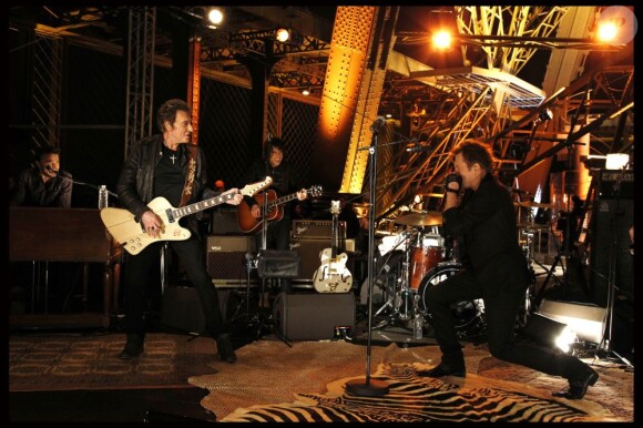 Johnny Hallyday se produit au premier étage de la Tour Eiffel pour Live@Home, le samedi 3 décembre 2011. 