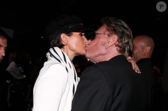 Johnny Hallyday et Laeticia partagent un fougueux baiser à l'avant-première des Tribulations d'une caissière, à Paris le 12 décembre 2011.