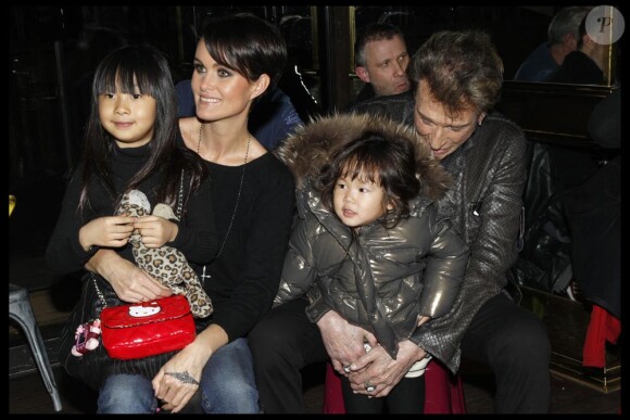 Photos exclusives : Johnny, Laeticia et leurs fillettes Jade et Joy avant le concert à la Tour Eiffel le 3 décembre !