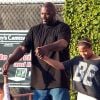 Shaquille O'Neal est de sorti avec ses enfants pour préparer Noël le 21 décembre 2011 à West Hollywood